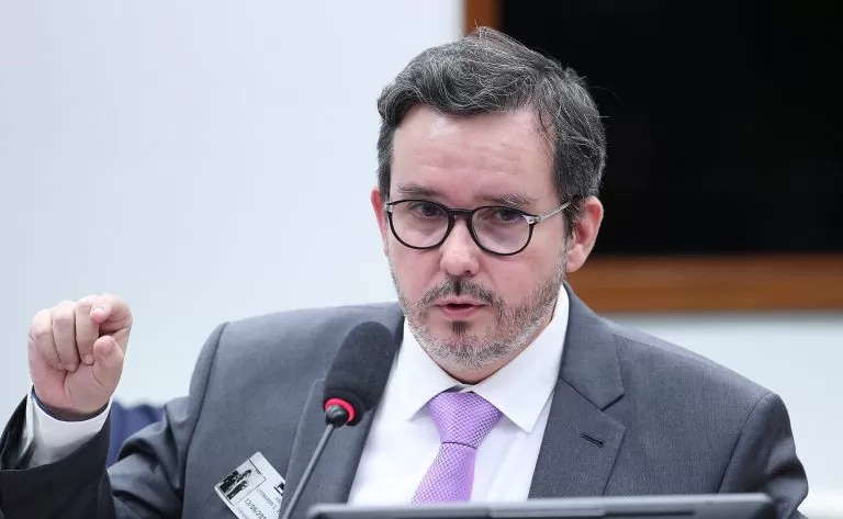 Imagem de Leonardo Coelho, pessoa de barba e usando óculos