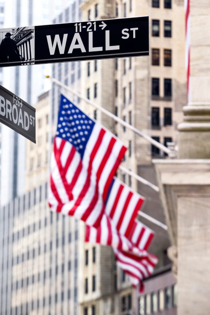 Placa da rua de Wall Street. Região representa mercado financeiro dos EUA