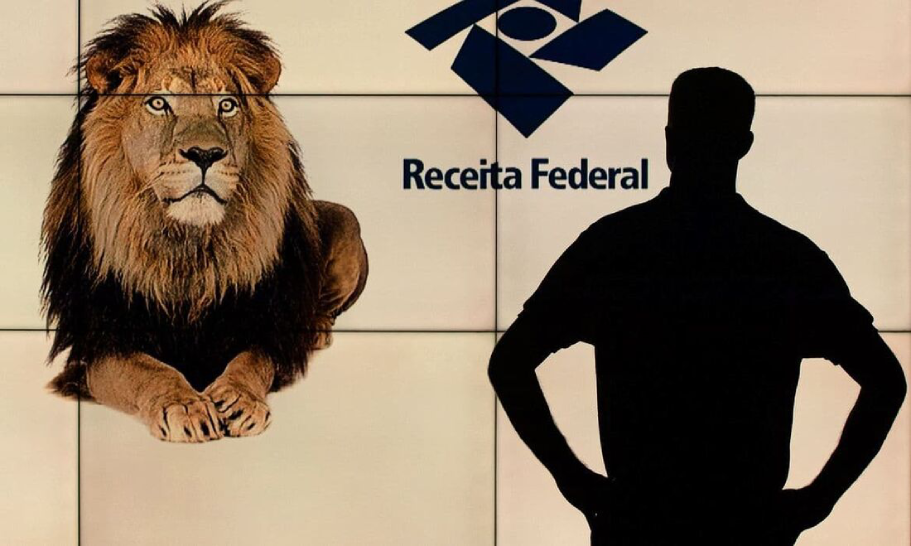 Imagem mostra a sede da Receita Federal, com um painel no corredor.