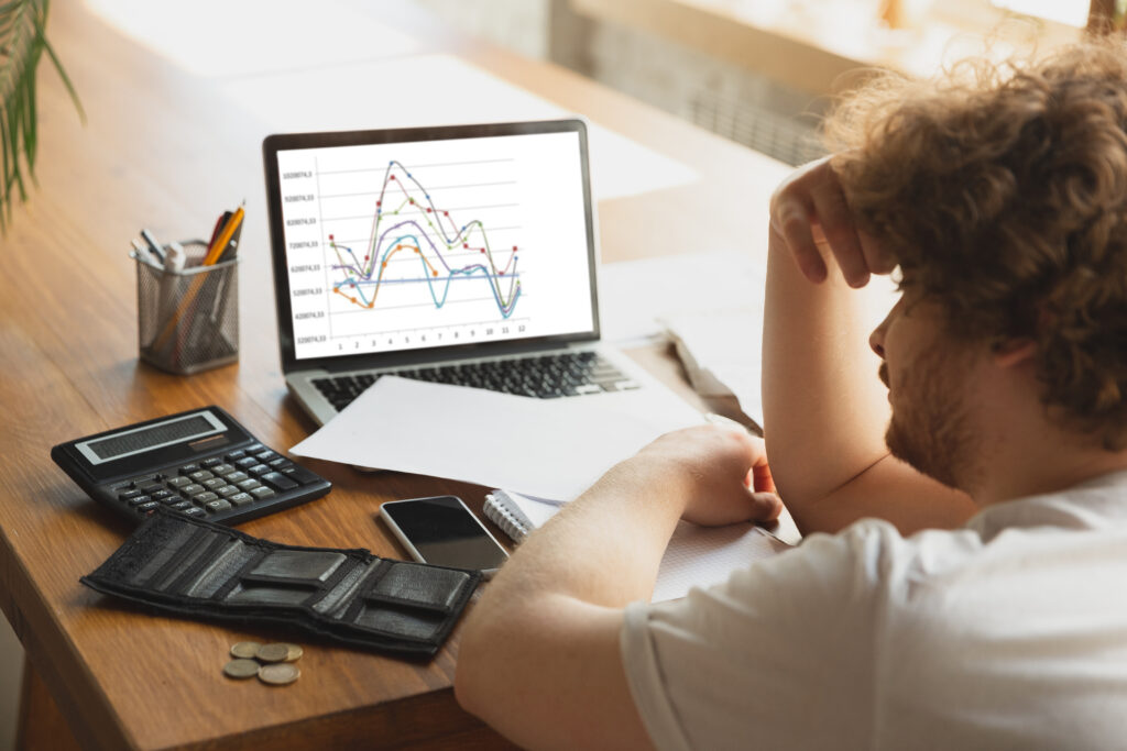 Homem analisando e preocupado com investimentos