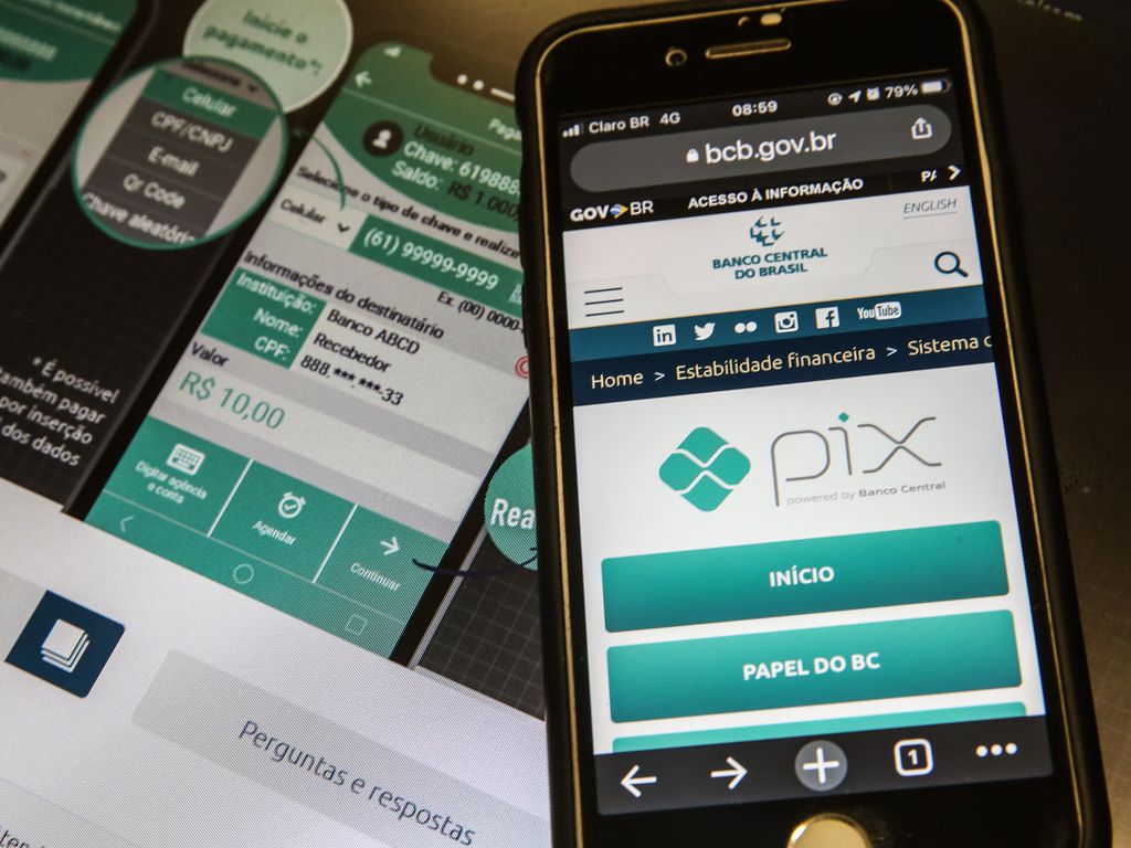 Imagem mostra celulares com aplicativo de Pix do BC instalado. Imagem ilustra texto que esclarece se o Pix pode cobrado