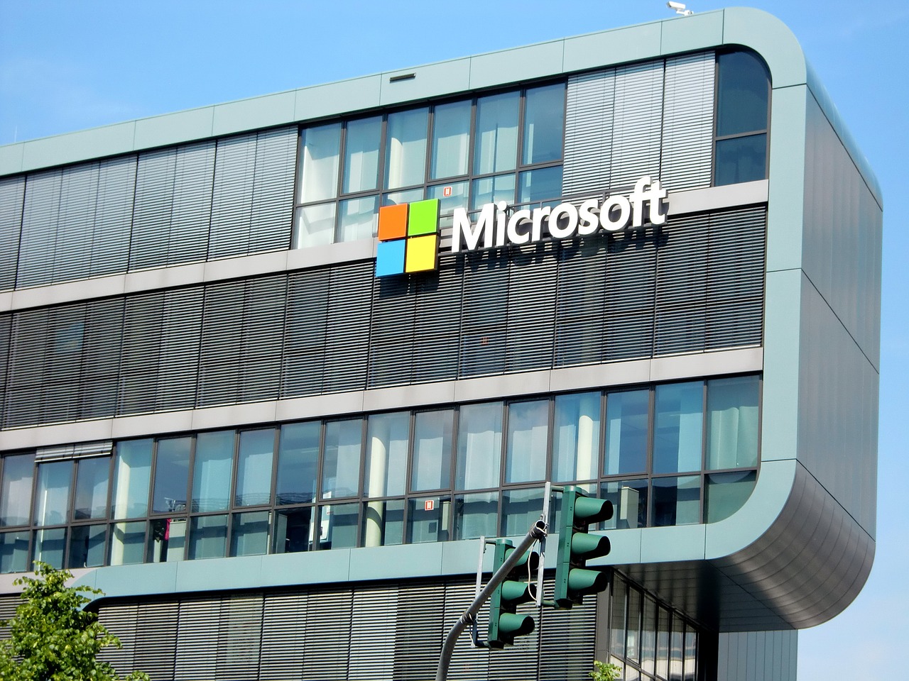 Fachada de prédio da Microsoft para matéria sobre balanço da empresa