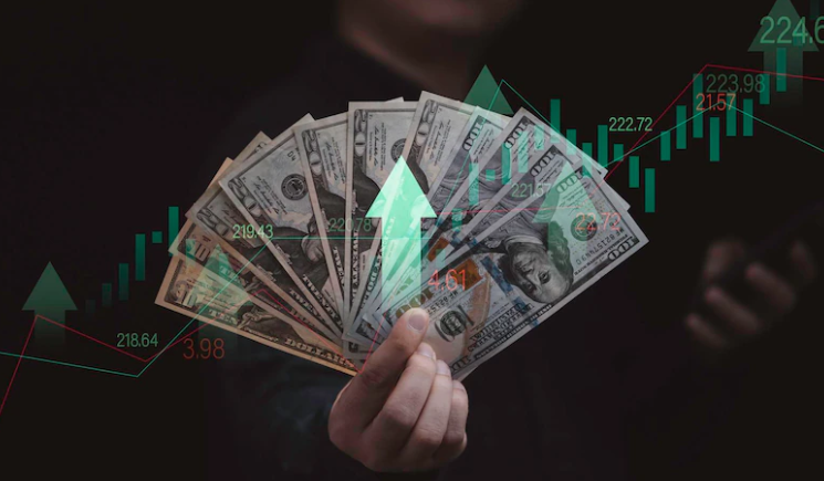 foto de dividendos em dólar: homem segura notas de dólar e há uma seta indicando crescimento