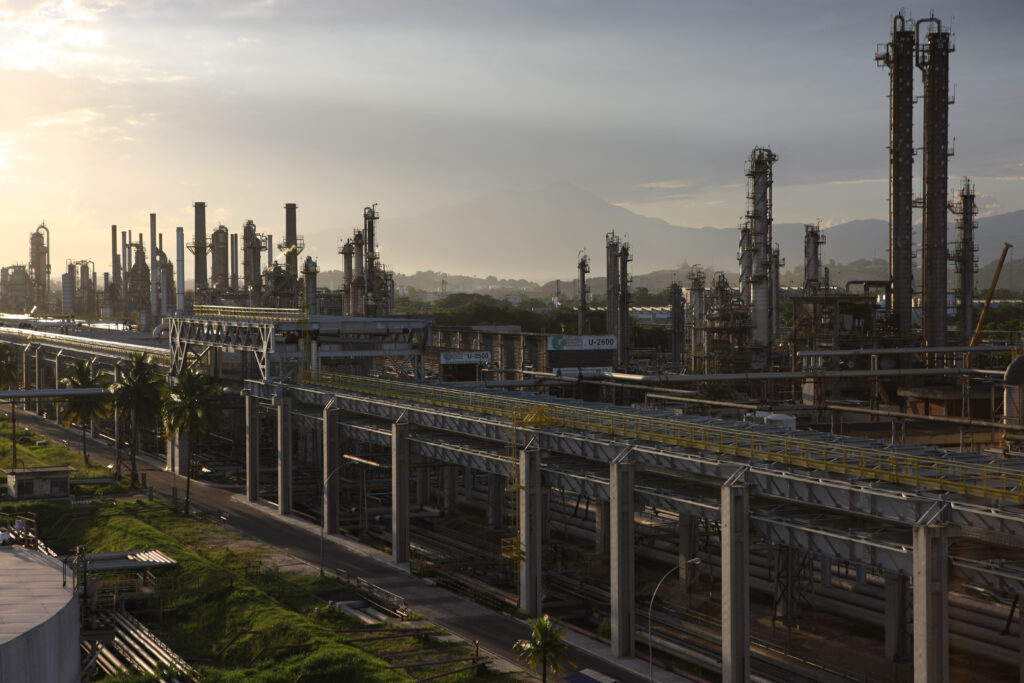 Imagem da Refinaria Duque de Caixas, no Rio de Janeiro.