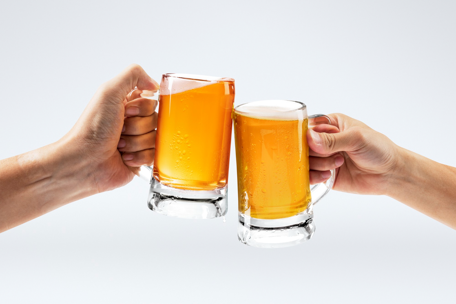 Cerveja mais barata - imagem mostra brinde para ilustrar texto