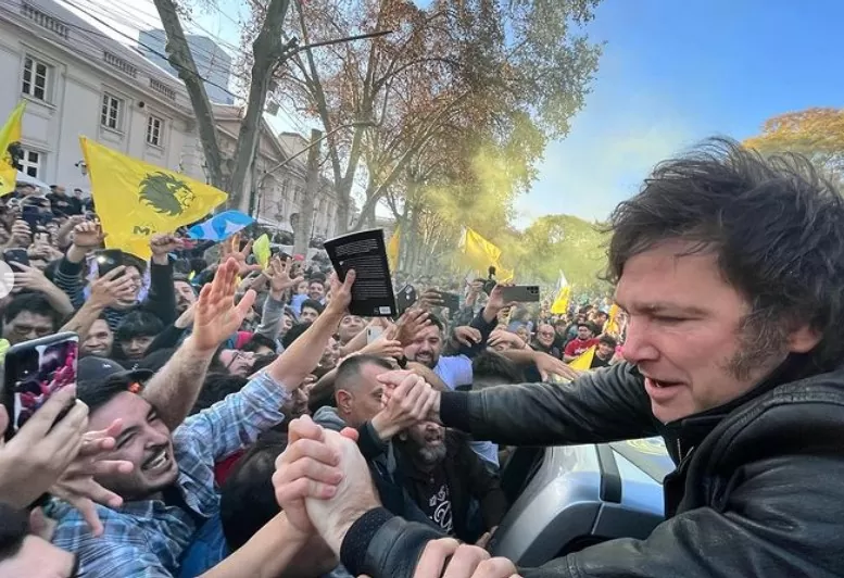 Javier Milei cumprimenta partidários em comício eleitoral