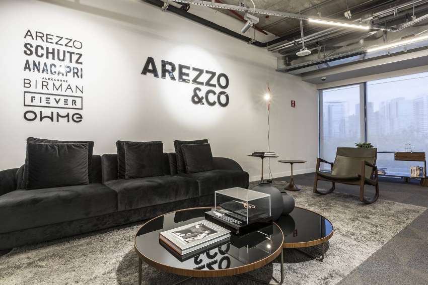 Imagem mostra a recepção da sede da Arezzo.