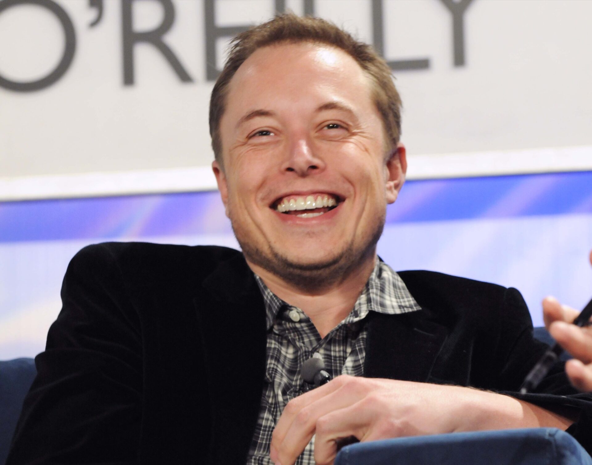 Elon Musk e Wikipédia: imagem mostra bilionário rindo