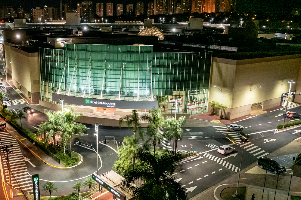 Multiplan (MULT3) compra mais 4,1% do RibeirãoShopping - imagem aérea mostra fachada do local à noite