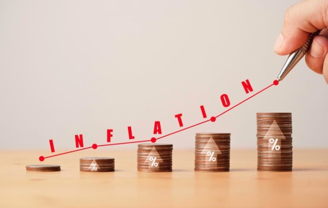 Comprar NTN-B: foto de pilhas de moeda com inflação apontada por seta como crescente