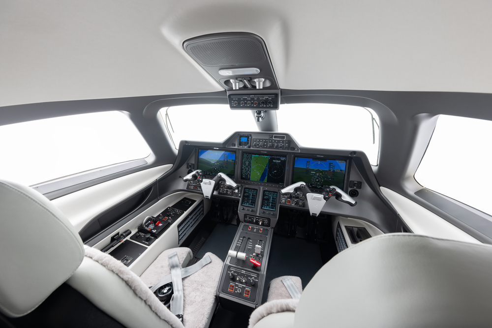 Embraer (EMBR3) apresenta novo jato Phenom 100EX - imagem do cockpit
