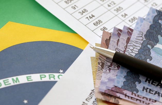 nona maior economia do mundo: bandeira do brasil e notas de real