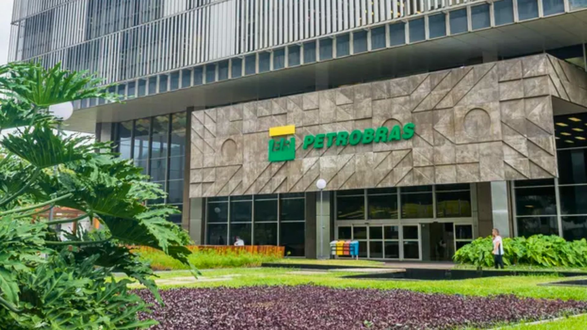 Petrobras (PETR4) derruba pagamento global de dividendos