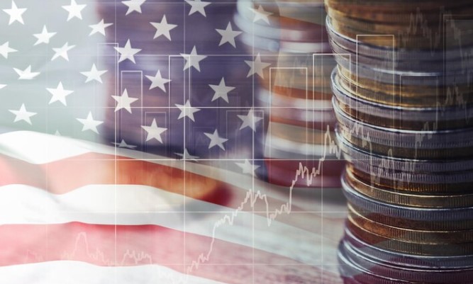 foto de pilha de moedas de dólar e bandeira dos EUA ao fundo: como o Projeto de Lei 4173/23 impacta os investimentos no exterior