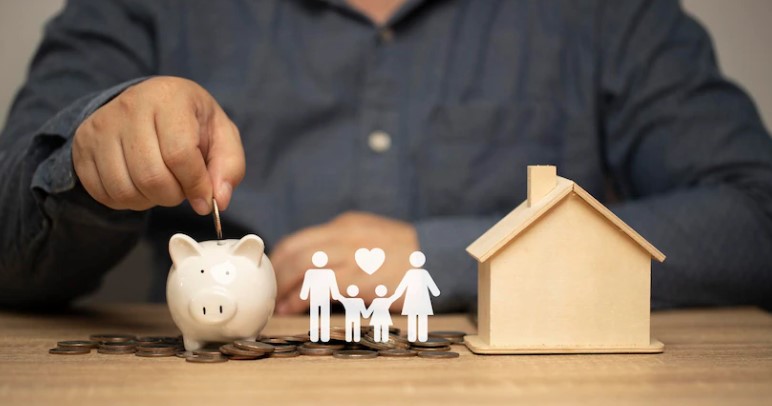 Planos de Previdência Privada: PGBL; foto de pessoa juntando moeda em cofre, com imagem de família e casa ao lado