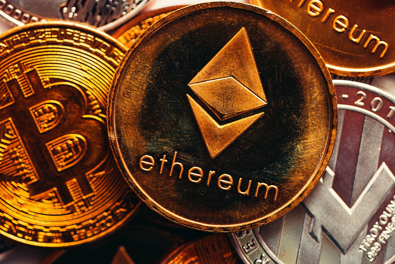 Foto mostra moedas físicas de Ethereum e Bitcoin para ETF de Ethereum