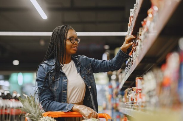 confiança do consumidor: foto de mulher fazendo compra em supermercado
