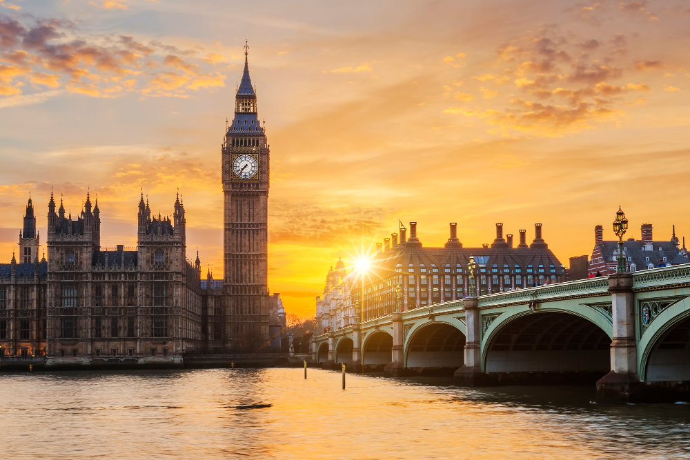 Taxa de juros do Reino Unido: paisagem de Londres, com o Big Ben e a ponte sobre o Rio Tâmisa