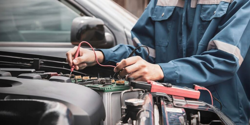 Mecânico de carro elétrico - Freepik