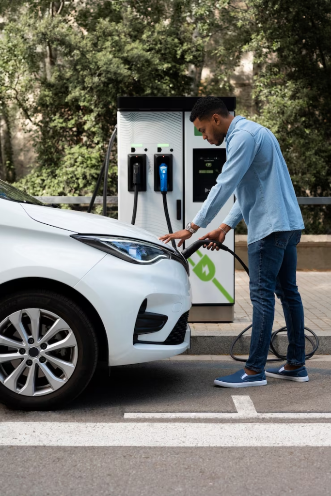 Homem carregando um carro elétrico - Freepik