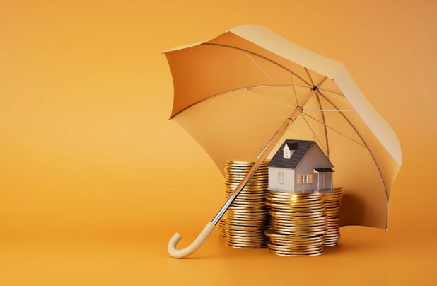 investimento seguro: pilha de moedas e casa sob guarda-chuva