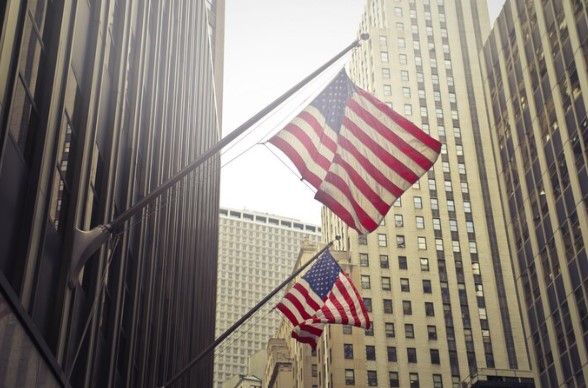 temporada de balanços 4TRI23 nos EUA: foto de prédios e bandeira dos EUA