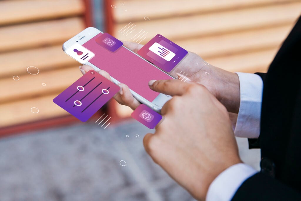 Caixinha do Nubank. Mãos masculinas mexendo em plataforma roxa no celular.