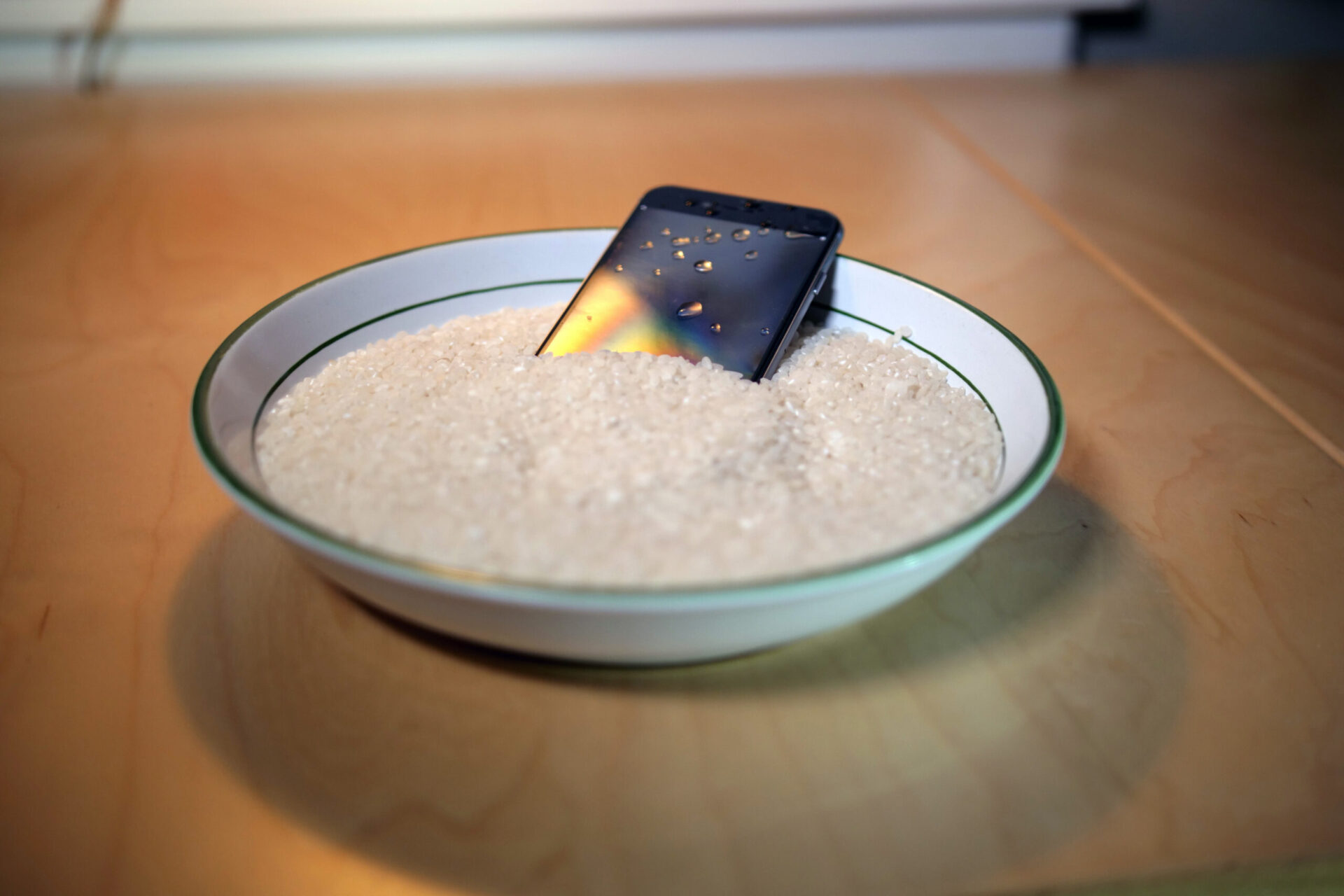 Apple: truque do iPhone no arroz não funciona; entenda