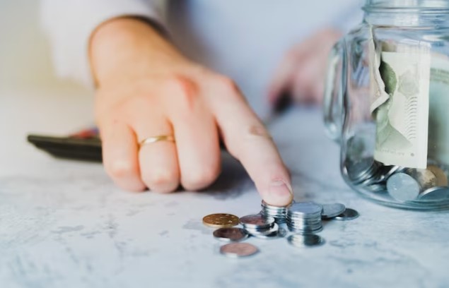 foto de pessoa contando moedas: onde investir R$ 100 mil