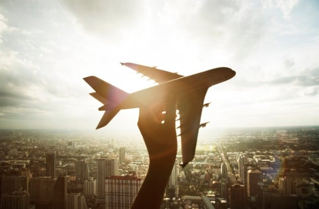 foto viagem dos sonhos: pessoa segurando avião de brinquedo