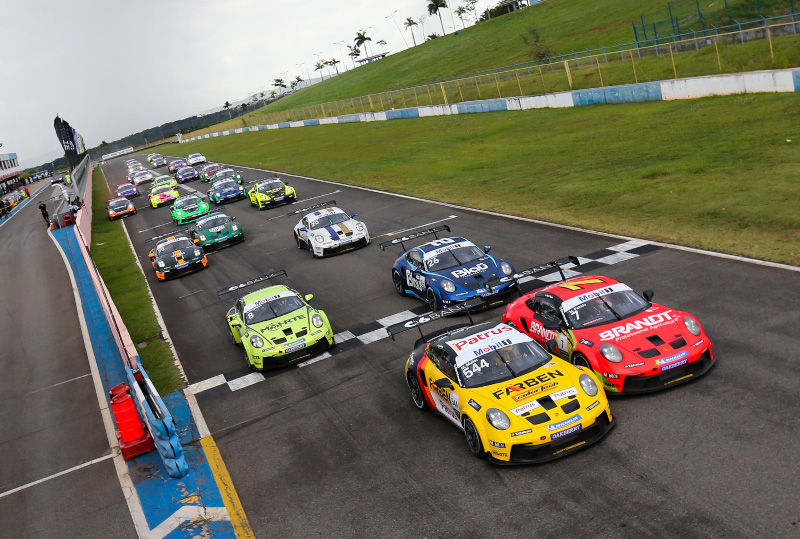 Largada de uma das etapas da Porsche Cup