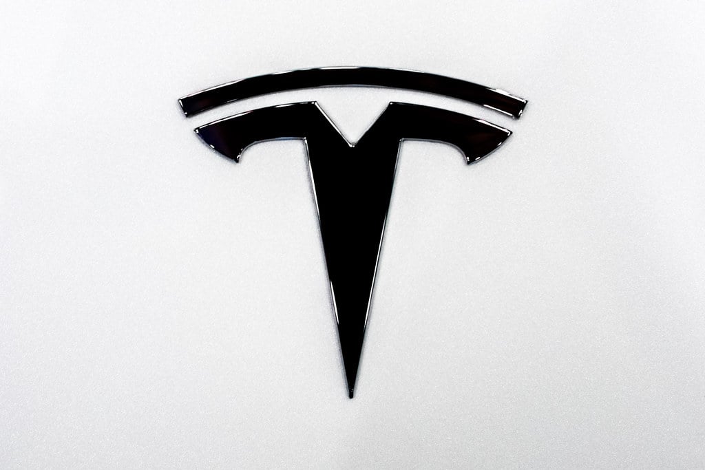 As 7 Magníficas. Logo da Tesla.