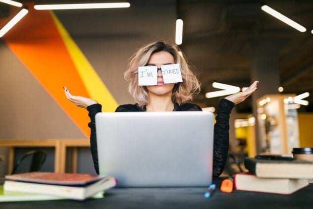 foto de mulher com post-its nos olhos onde se lê: Estou cansada. 10 comportamentos inadequados no trabalho