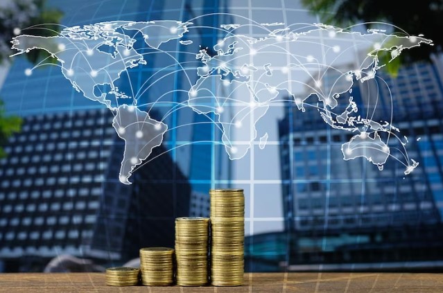 investimento no exterior no imposto de renda: imagem de mapa e pilhas de moedas