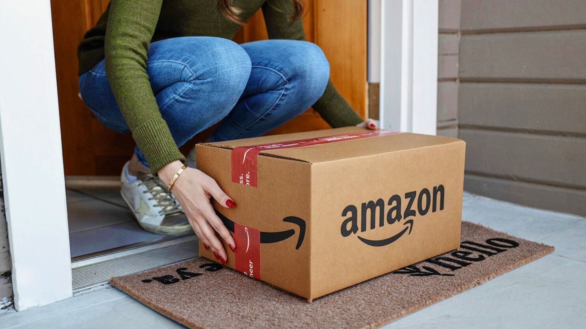 Mulher recebendo uma encomenda da Amazon