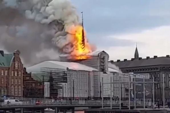 Antiga Bolsa de Copenhague incêndio