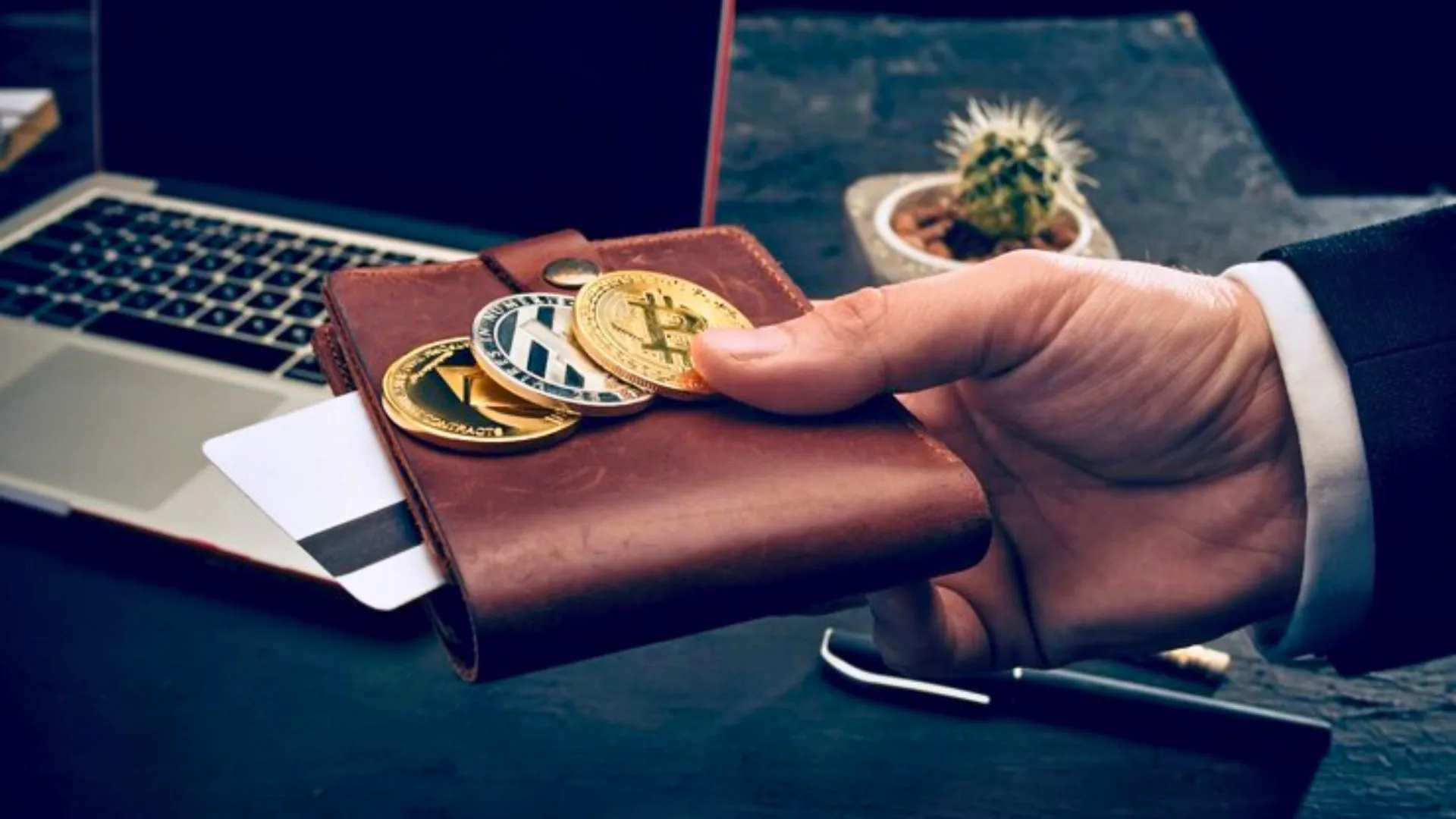 Homem segurando uma carteira com moedas, que representam o Bitcoin e Ethereum