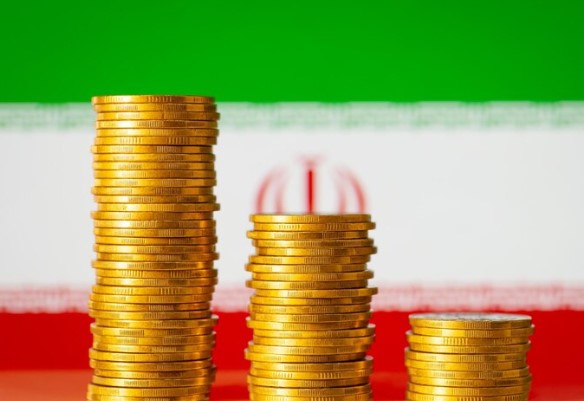 sanções contra o Irã: bandeira do Irã e pilhas de moedas