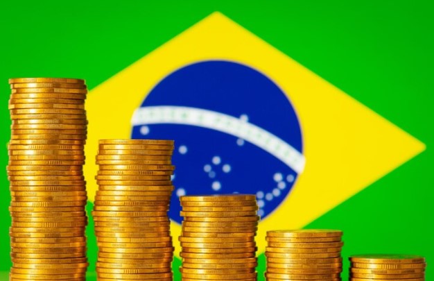 classificação de risco do Brasil: Moody's; foto bandeira e pilhas de moedas