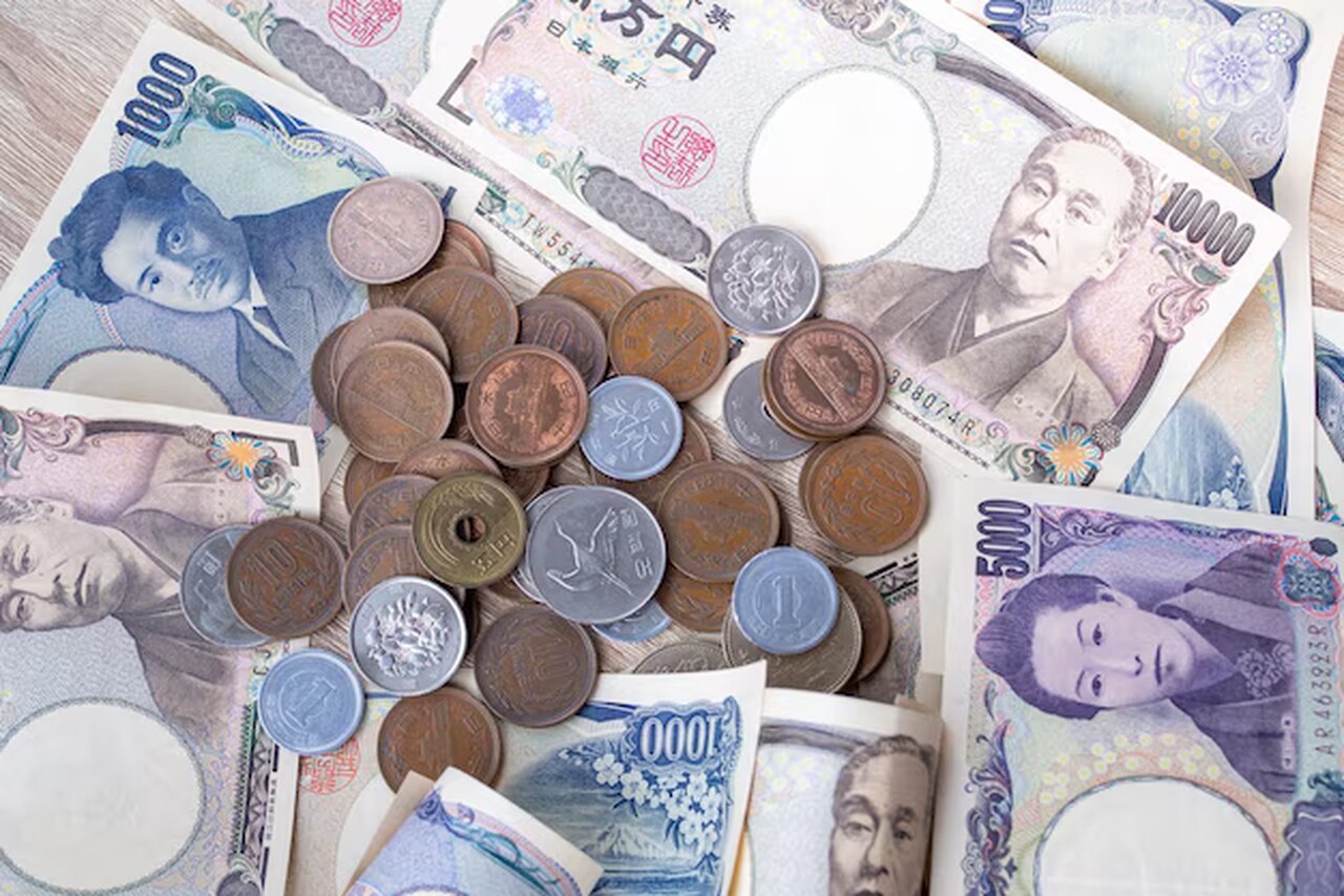 Iene japonês se recupera após atingir nível mais fraco ante dólar em 34 anos; entenda