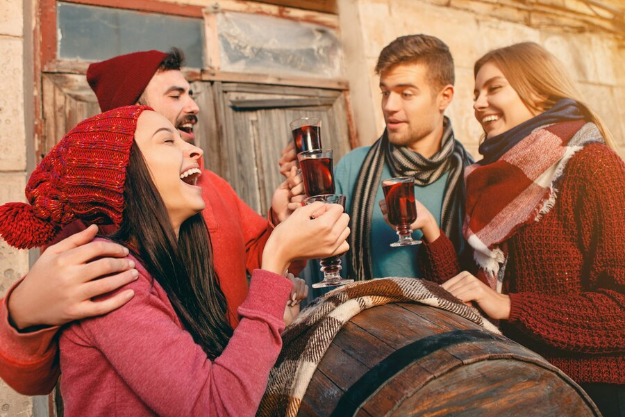 foto de jovens bebendo vinho
