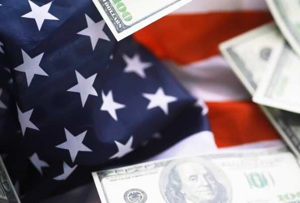 bandeira eua e notas de dólar: juros nos EUA