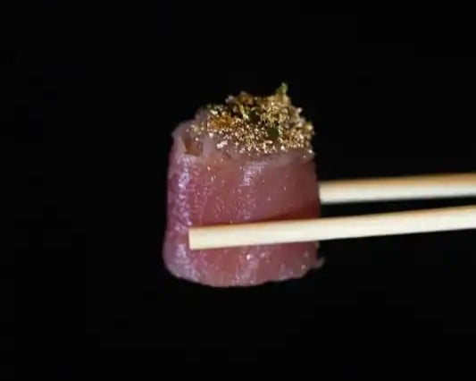 Ouro na comida. Sushi.