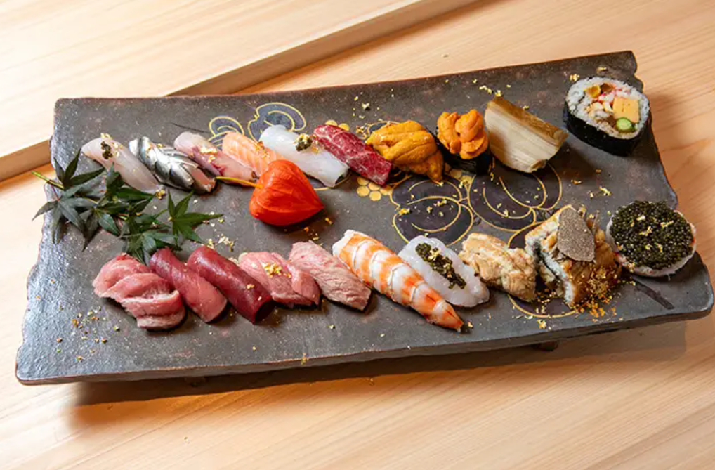 Ouro na comida. Sushi.
