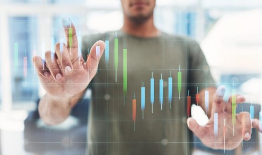estratégias com opções de ações: imagem de homem analisando gráfico de ações