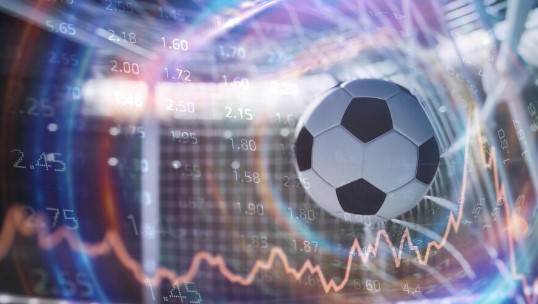 regressão à média: no futebol e nos investimentos. Ilustração de bola de futebol entrando no gol e gráficos ao fundo