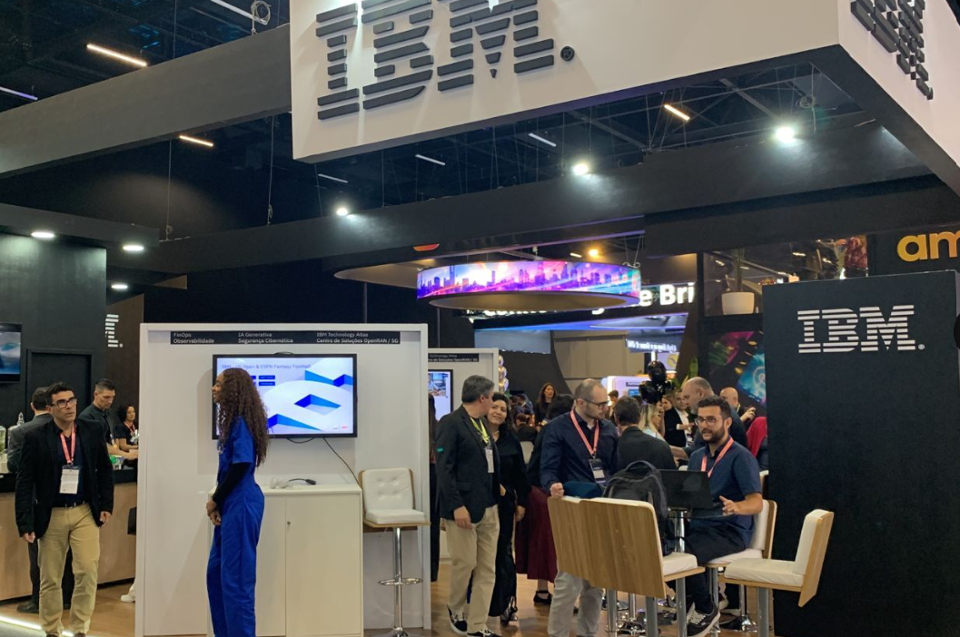 Estande da IBM em evento de tecnologia