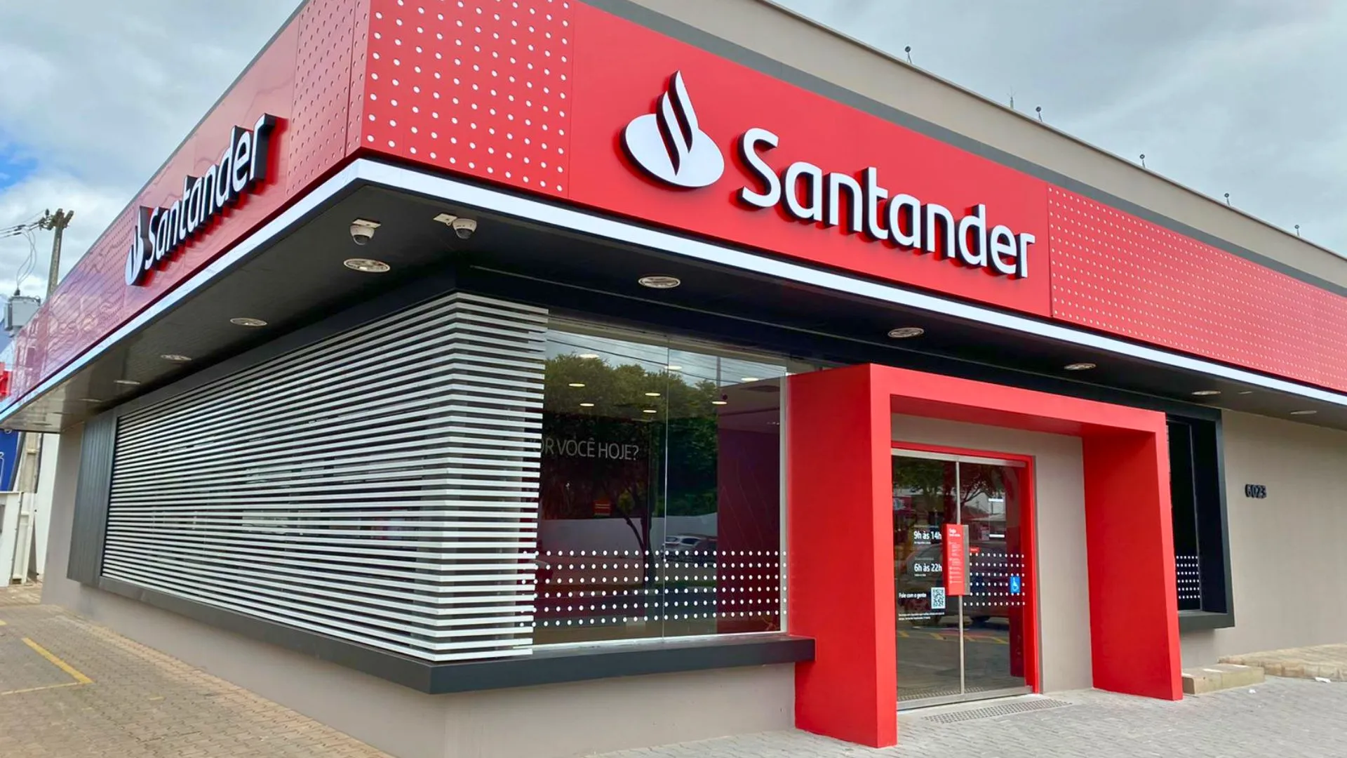 Fachada de uma agência do Santander