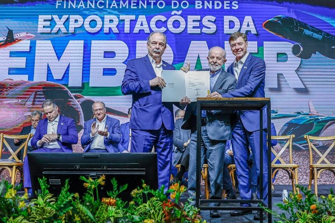 foto do presidente Lula em anúncio de financiamento do BNDES para a Embraer