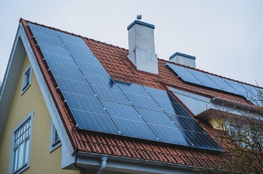 foto de casa com painel solar